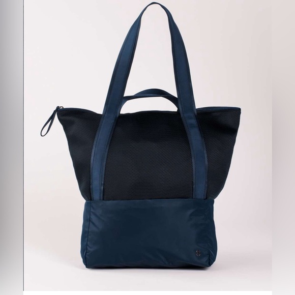 🍋 Lululemon EUC Hot Mesh Tote (30L) in Jaded - Picture 2 of 10